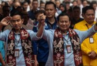 Prabowo Subianto (kanan) dan Gibran Rakabuming Raka (kiri) menyapa wartawan sebelum menyerahkan syarat pencalonan menjadi presiden dan wakil presiden di Kantor Komisi Pemilihan Umum (KPU), Jakarta, Rabu (25/10/2023).