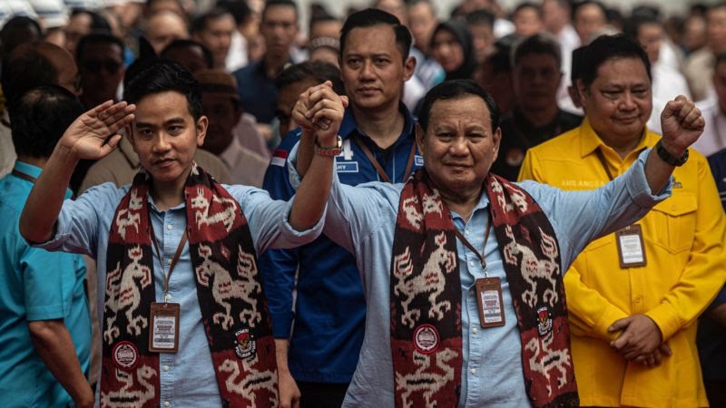 Prabowo Subianto (kanan) dan Gibran Rakabuming Raka (kiri) menyapa wartawan sebelum menyerahkan syarat pencalonan menjadi presiden dan wakil presiden di Kantor Komisi Pemilihan Umum (KPU), Jakarta, Rabu (25/10/2023).