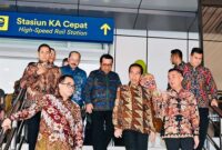 PJ Gubernur Jabar Bey Machmudin Bey berharap kehadiran kereta cepat pertama di Asia Tenggara membawa dampak positif bagi perekonomian masyarakat khususnya para pelaku UMKM. 