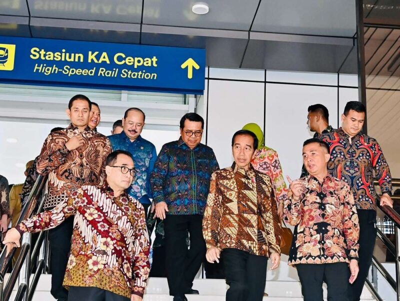 PJ Gubernur Jabar Bey Machmudin Bey berharap kehadiran kereta cepat pertama di Asia Tenggara membawa dampak positif bagi perekonomian masyarakat khususnya para pelaku UMKM. 