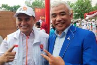 Ketua DPC Demokrat Kabupaten Bandung H. Saeful Bachri, SH., M.AP berfoto bareng Ketua DPD PKS Kabupaten Bandung H. Gun Gun Gunawan, S.Si., M.Si dalam kesempatan acara Kirab Pemilu di Soreang. Jumat, (20/10/2023)