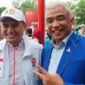 Ketua DPC Demokrat Kabupaten Bandung H. Saeful Bachri, SH., M.AP berfoto bareng Ketua DPD PKS Kabupaten Bandung H. Gun Gun Gunawan, S.Si., M.Si dalam kesempatan acara Kirab Pemilu di Soreang. Jumat, (20/10/2023)