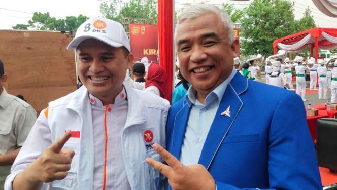 Ketua DPC Demokrat Kabupaten Bandung H. Saeful Bachri, SH., M.AP berfoto bareng Ketua DPD PKS Kabupaten Bandung H. Gun Gun Gunawan, S.Si., M.Si dalam kesempatan acara Kirab Pemilu di Soreang. Jumat, (20/10/2023)