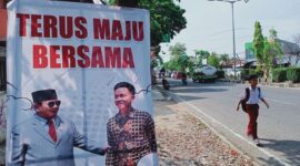 Baner pasangan Prabowo-Gibran mulai bermunculan di beberapa titik di Kabupaten Bandung pada Selasa (17/10/2023) usai MK mengabulkan batas usia Capres dan Cawapres pada Senin (16/10/2023)
