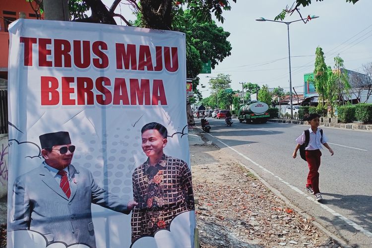 Baner pasangan Prabowo-Gibran mulai bermunculan di beberapa titik di Kabupaten Bandung pada Selasa (17/10/2023) usai MK mengabulkan batas usia Capres dan Cawapres pada Senin (16/10/2023)