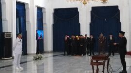 Pelantikan Dicky Saromi menjadi PJ Walikota Cimahi oleh Pj Gubernur Jawa Barat, Bey Machmudin di Gedung Sate, Kota Bandung, Minggu (22/10/2023).