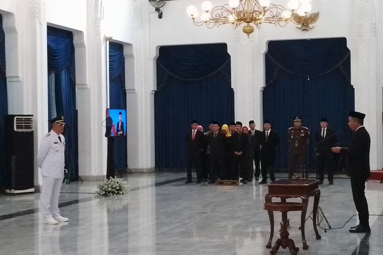 Pelantikan Dicky Saromi menjadi PJ Walikota Cimahi oleh Pj Gubernur Jawa Barat, Bey Machmudin di Gedung Sate, Kota Bandung, Minggu (22/10/2023).