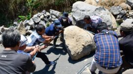 Tim Imah Rancage yang menyertai Dede Yusuf bahu membahu bersama warga ikut mendorong bongkahan batu dan menyingkirkan dari jalan supaya kendaran rombongan Dede Yusuf bisa lewat. Minggu (24/9/2023)