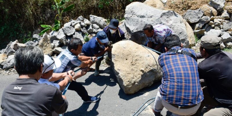 Tim Imah Rancage yang menyertai Dede Yusuf bahu membahu bersama warga ikut mendorong bongkahan batu dan menyingkirkan dari jalan supaya kendaran rombongan Dede Yusuf bisa lewat. Minggu (24/9/2023)