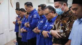 Ketua Umum Partai Demokrat Agus Harimurti Yudhoyono (AHY) melaksanakan Shalat Ghoib setelah Shalat Jumat di Masjid Ahyana Di Komplek DPP Partai Demokrat untuk umat muslim yang telah gugur di Palestina. Jakarta, jumat (13/10)