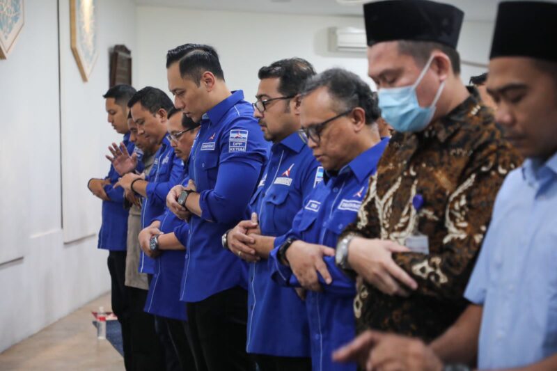 Ketua Umum Partai Demokrat Agus Harimurti Yudhoyono (AHY) melaksanakan Shalat Ghoib setelah Shalat Jumat di Masjid Ahyana Di Komplek DPP Partai Demokrat untuk umat muslim yang telah gugur di Palestina. Jakarta, jumat (13/10)