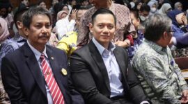 Ketua Umum Partai Demokrat Agus Harimurti Yudhoyono (AHY) saat hadir dalam bedah buku karya Herman Khaeron (tengah), di Kampus Unpad, Bandung, Kamis (26/10). (Foto: Istimewa)