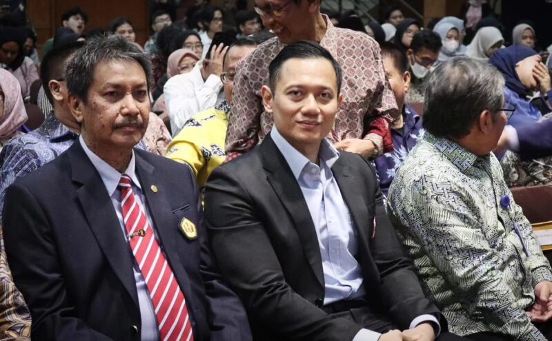 Ketua Umum Partai Demokrat Agus Harimurti Yudhoyono (AHY) saat hadir dalam bedah buku karya Herman Khaeron (tengah), di Kampus Unpad, Bandung, Kamis (26/10). (Foto: Istimewa)