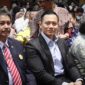 Ketua Umum Partai Demokrat Agus Harimurti Yudhoyono (AHY) saat hadir dalam bedah buku karya Herman Khaeron (tengah), di Kampus Unpad, Bandung, Kamis (26/10). (Foto: Istimewa)