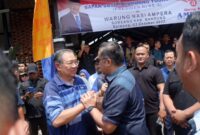 Presiden Republik Indonesia keenam, Susilo Bambang Yudhoyono (Ketua Dewan Majelis Tinggi Partai Demokrat) disambut Dede Yusuf Macan Effendi (Wakil Ketua Komisi X DPR RI Fraksi Demokrat) di Kecamatan Soreang Kabupaten Bandung. Selasa (3/10/2023).