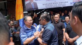 Presiden Republik Indonesia keenam, Susilo Bambang Yudhoyono (Ketua Dewan Majelis Tinggi Partai Demokrat) disambut Dede Yusuf Macan Effendi (Wakil Ketua Komisi X DPR RI Fraksi Demokrat) di Kecamatan Soreang Kabupaten Bandung. Selasa (3/10/2023).