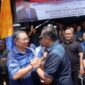 Presiden Republik Indonesia keenam, Susilo Bambang Yudhoyono (Ketua Dewan Majelis Tinggi Partai Demokrat) disambut Dede Yusuf Macan Effendi (Wakil Ketua Komisi X DPR RI Fraksi Demokrat) di Kecamatan Soreang Kabupaten Bandung. Selasa (3/10/2023).