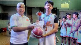 Kapten tim patriot beezers menerima trophy dan bola juara ke-1 dari Ketua Perbasi Kabupaten Bandung Saeful Bachri, SH., M.AP setelah mengalahkan tim New Cosmo di laga final turnamen basket Perbasi Cup 2023 di Gor Koni Majalaya. Kamis (19/10) 