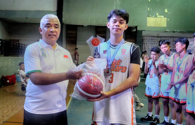 Kapten tim patriot beezers menerima trophy dan bola juara ke-1 dari Ketua Perbasi Kabupaten Bandung Saeful Bachri, SH., M.AP setelah mengalahkan tim New Cosmo di laga final turnamen basket Perbasi Cup 2023 di Gor Koni Majalaya. Kamis (19/10) 