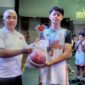 Kapten tim patriot beezers menerima trophy dan bola juara ke-1 dari Ketua Perbasi Kabupaten Bandung Saeful Bachri, SH., M.AP setelah mengalahkan tim New Cosmo di laga final turnamen basket Perbasi Cup 2023 di Gor Koni Majalaya. Kamis (19/10) 