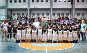 Ketua Perbasi Kabupaten Bandung Saeful Bachri bersama Ketua Koni Kabupaten Bandung Yana Suryana berfoto bersama tim basket putri di laga final turnamen basket Perbasi Cup 2023.