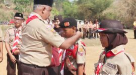 Ketua Harian Kwarcab Pramuka Kabupaten Bandung Saeful Bachri, SH., M.AP menyematkan tanda peserta kepada salah satu perwakilan peserta dalam upaca pembukaan Gladian Pimpinan Regu (Dianpinru) tingkat Kwarcab Kabupaten Bandung, Jumat (27/10/2023)