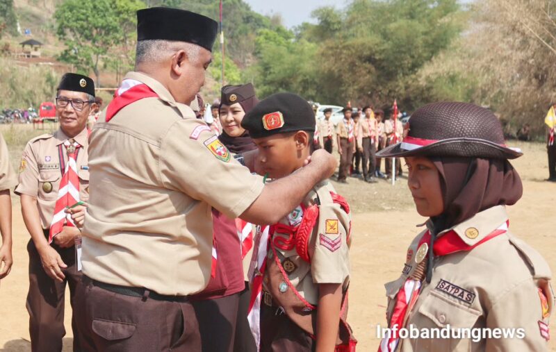 Ketua Harian Kwarcab Pramuka Kabupaten Bandung Saeful Bachri, SH., M.AP menyematkan tanda peserta kepada salah satu perwakilan peserta dalam upaca pembukaan Gladian Pimpinan Regu (Dianpinru) tingkat Kwarcab Kabupaten Bandung, Jumat (27/10/2023)