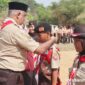 Ketua Harian Kwarcab Pramuka Kabupaten Bandung Saeful Bachri, SH., M.AP menyematkan tanda peserta kepada salah satu perwakilan peserta dalam upaca pembukaan Gladian Pimpinan Regu (Dianpinru) tingkat Kwarcab Kabupaten Bandung, Jumat (27/10/2023)