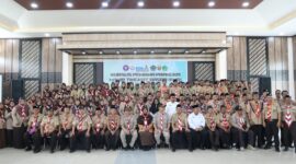 Ketua Kwarcab kab Bandung Hj. Emma Dety Permanawati, S.Pdi.MM berfoto bersama dengan peserta KMD MI dan MTs di saung Komando Ciwidey senin (16/10/2023)