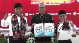 Ketua KPU Hasyim Asy'ari diapit pasangan Anies Cak Imin (Foto: dok istimewa/KPU)