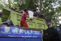 Penanganan darurat sampah di Kota Bandung melibatkan kolaborasi dengan berbagai pihak, salah satunya dengan Kodim 0618/BS.