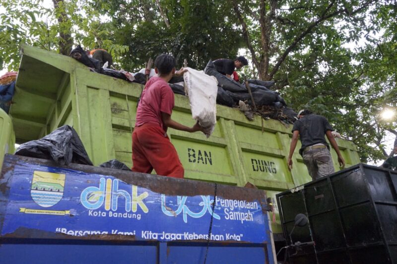 Penanganan darurat sampah di Kota Bandung melibatkan kolaborasi dengan berbagai pihak, salah satunya dengan Kodim 0618/BS.