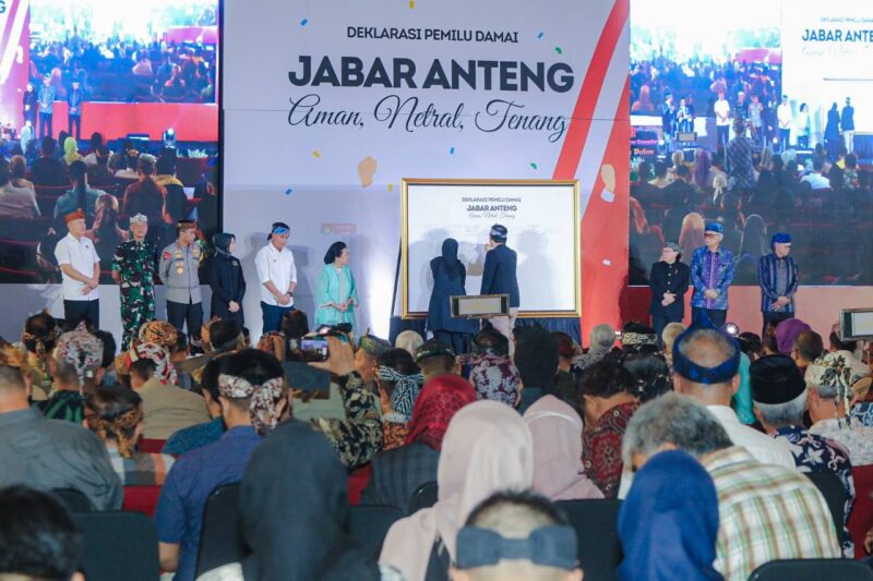 Deklarasi Damai Jawa Barat Aman, Netral, Tenang (Jabar Anteng) di Gedung Merdeka, Sabtu 18 November 2023.