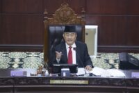 Ketua MKMK Jimly Asshiddiqie dalam sidang pembacaan putusan di Gedung MK, Jakarta Pusat, Selasa, 7 November 2023