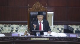 Ketua MKMK Jimly Asshiddiqie dalam sidang pembacaan putusan di Gedung MK, Jakarta Pusat, Selasa, 7 November 2023