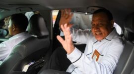 Ketua Komisi Pembetantasan Korupsi (KPK) Firli Bahuri memasuki mobilnya usai memenuhinoanghilan dewan pengawas (Dewas) KPK di gedung Pusat Edukasi Anti Korupsi , Jakarta, Senin (20/11/2023)