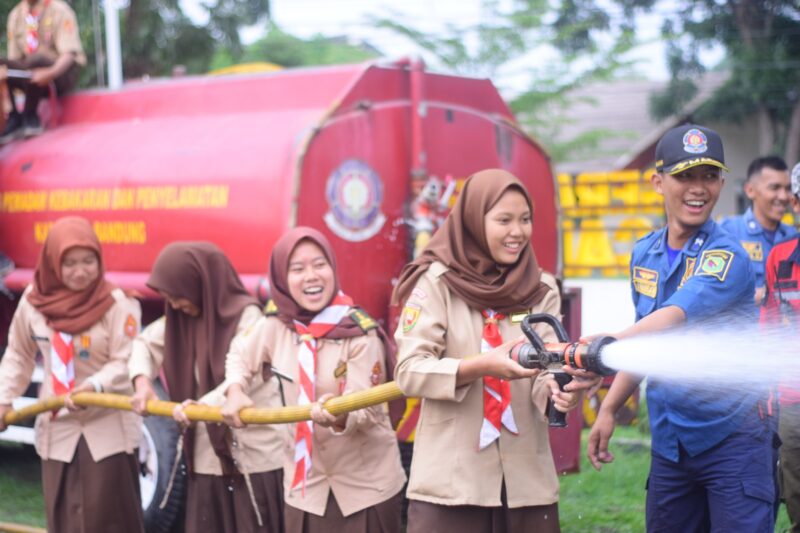 Anggota Pramuka penegak dan pandega Kwarcab Kabupaten Bandung mengikuti pendidikan dan pelatihan (diklat) peduli bencana. Jumat (24/11/2023)