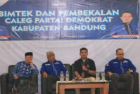 Ketua Bawaslu Kabupaten Bandung Kahpiana (ke-3 dari kiri) bersama Ketua DPC Partai Demokrat Saeful Bachri (ke-2 dari kiri) pada Acara Bimtek dan pembekalan Caleg Partai Demokrat. Rabu (29/11/2023)