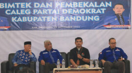 Ketua Bawaslu Kabupaten Bandung Kahpiana (ke-3 dari kiri) bersama Ketua DPC Partai Demokrat Saeful Bachri (ke-2 dari kiri) pada Acara Bimtek dan pembekalan Caleg Partai Demokrat. Rabu (29/11/2023)