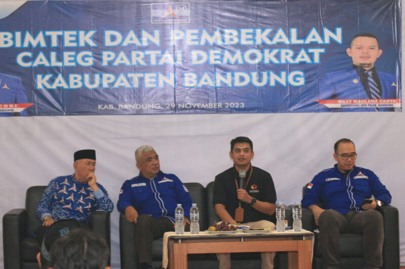 Ketua Bawaslu Kabupaten Bandung Kahpiana (ke-3 dari kiri) bersama Ketua DPC Partai Demokrat Saeful Bachri (ke-2 dari kiri) pada Acara Bimtek dan pembekalan Caleg Partai Demokrat. Rabu (29/11/2023)