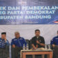 Ketua Bawaslu Kabupaten Bandung Kahpiana (ke-3 dari kiri) bersama Ketua DPC Partai Demokrat Saeful Bachri (ke-2 dari kiri) pada Acara Bimtek dan pembekalan Caleg Partai Demokrat. Rabu (29/11/2023)