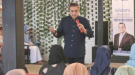 Wakil ketua komisi X DPR RI Dede Yusuf Macan berdoa bersama emak emak untuk konflik di Palestina. Sabtu (4/11/2023)