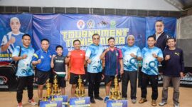 Wakil ketua komisi X DPR RI Dede Yusuf Macan (tengah) berfoto bersama juara turnamen tenis meja 
