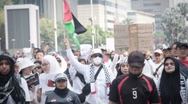 Sahrul Gunawan dengan membawa bendera Palestina tampak hadir berjalan ditengah lautan peserta aksi Palestina menuju Lapangan Monas Jakarta. Minggu (5/11/2023)