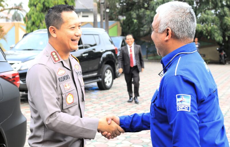 Ketua DPC Partai Demokrat Kabupaten Bandung Saeful Bachri menerima safari kunjungan Kapolresta Badung Kombes Pol Kusworo Wibowo beserta rombongan Forkopimda Kab Bandung di Kantor DPC Demokrat.  Ciparay, Jumat (10/11/2023).