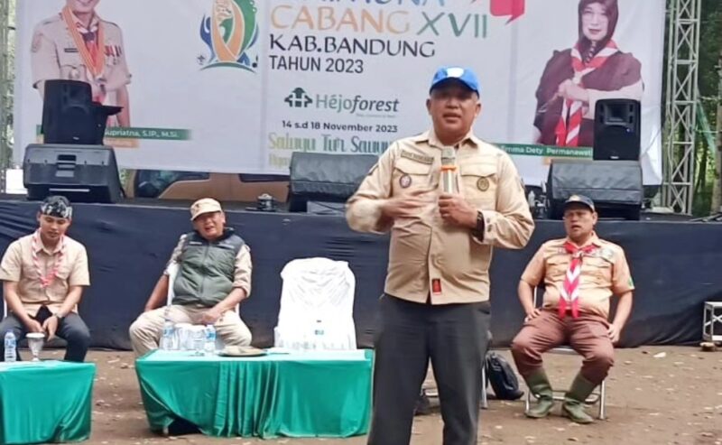 Ketua Harian Kwarcab Pramuka Kabupaten Bandung H. Saeful Bachri, S.H., M.AP saat memberika materi kepada peserta Raimuna Cabang XVII Kabupaten Bandung Th 2023 di Hejo Porest Rancabali. kamis (16/11/2023)