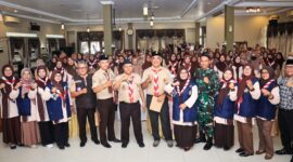 Ketua Harian Kwarcab Kabupaten Bandung H. Saeful Bachri berfoto bersama peserta dari Himpaudin Kecamatan Bakeendah dalam pengenalan kepramukaan untuk anak usia dini. Ciparay Rabu (22/11/2023).