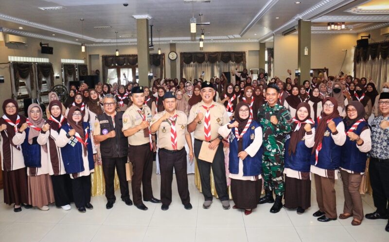 Ketua Harian Kwarcab Kabupaten Bandung H. Saeful Bachri berfoto bersama peserta dari Himpaudin Kecamatan Bakeendah dalam pengenalan kepramukaan untuk anak usia dini. Ciparay Rabu (22/11/2023).