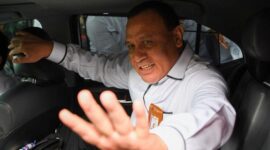 Ketua Komisi Pemberantasan Korupsi (KPK) Firli Bahuri memasuki mobilnya usai memenuhi panggilan Dewan Pengawas (Dewas) KPK di Gedung Pusat Edukasi Antikorupsi KPK (ACLC), Jakarta, Senin (20/11/2023).