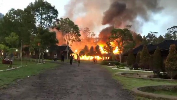 Puluhan penginapan di kawasan objek wisata Emte Highland Resort, Jalan Ciwidey Patengan, Desa patengan, Kecamatan Rancabali dilalap si jago merah Senin (13/11/2023)
